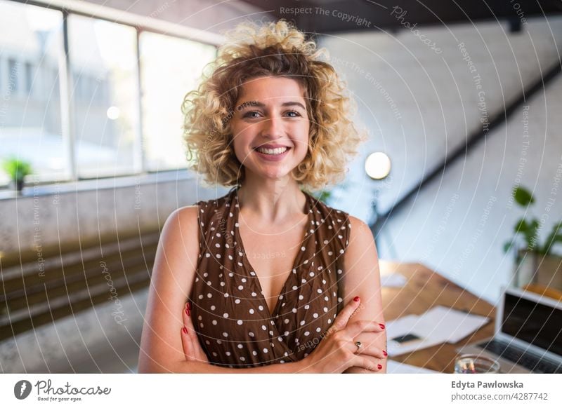 Porträt einer selbstbewussten kreativen Frau in ihrem Büro Business Geschäftsleute Geschäftsmann Menschen Geschäftsfrau Kaukasier im Innenbereich informell