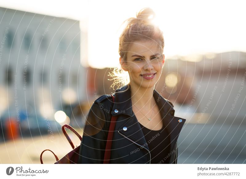 Junge Frau in der Stadt bei Sonnenuntergang genießend Lifestyle jung Erwachsener Menschen lässig Kaukasier positiv Glück Lächeln attraktiv schön Tag im Freien