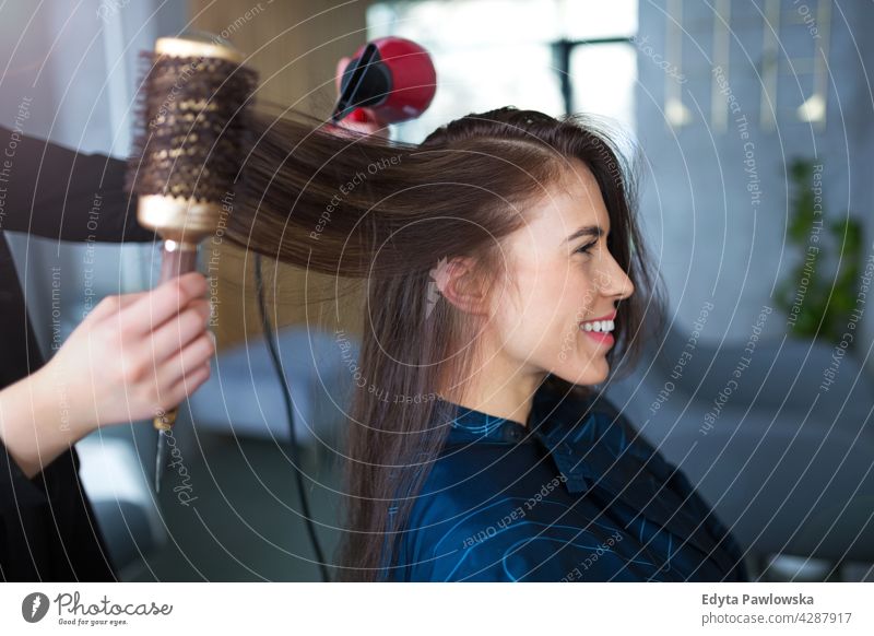 Friseur und Kunde im Friseursalon genießend Lifestyle jung Erwachsener Menschen lässig Kaukasier positiv sorgenfrei Glück Lächeln Frau attraktiv schön