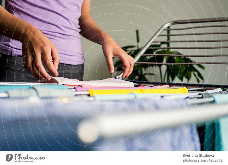 Wäschetag Regenbogenfarbene Kleidung hängt auf der Wäscheleine zum Trocknen im Haus Wäscherei Sauberkeit Haushalt Bekleidung Hausarbeit Baumwolle frisch