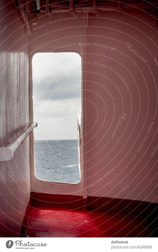 Blick aufs Meer durch Tür im Schiff Mittelmeer Himmel Wasser Sommer Horizont blau Fähre Ferien & Urlaub & Reisen Küste Fernweh Perspektive Guckloch Durchblick