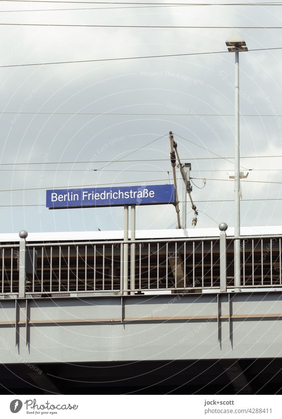 Berlin Friedrichstraße Bahnsteig Brücke Bahnhof Geländer Kabel Berlin-Mitte Himmel Wolken Froschperspektive Name Hauptstadt Architektur Stadtzentrum Deutschland