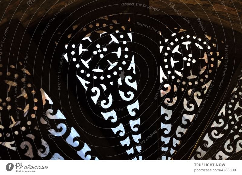 Eine stilisierte Blume aus Gusseisen bildet das Motiv für die schmalen, durchbrochenen Stufen der engen Wendeltreppe, die durch einen der 4 Ecktürme  nach oben auf die Aussichtsplattform der Nikolaikirche in Potsdam führt
