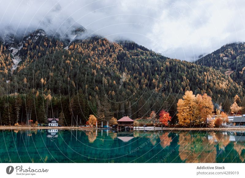 Spiegelung von Bergen und Bäumen auf einem See im Dolomit Wald Wasser Tourismus Landschaft schön Dorf farbenfroh reisen Natur Panorama Park Toblach Trentino