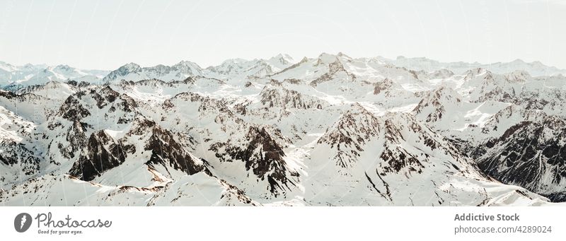 Panoramablick von verschneiten Bergen Winter Schnee Berge u. Gebirge Snowboard Ski Pyrenäen Ansicht schneebedeckt hoch Wahrzeichen europa reisen Sport