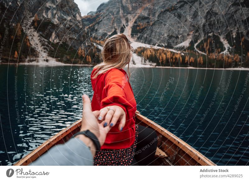Anonyme Menschen auf einem Boot im Dolomitensee Frau Wald Gletscher Wasser romantisch Tourismus See Berge u. Gebirge Landschaft kalt Händchenhalten Mann schön