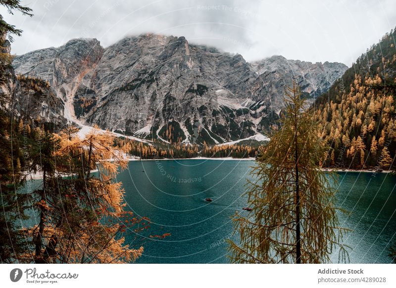Herbstliche Ansichten des Pragser Wildsees in den Dolomiten See Prahlerei Wasser reisen Wald Landschaft Natur schön malerisch Tourismus dolomiti alpin fallen