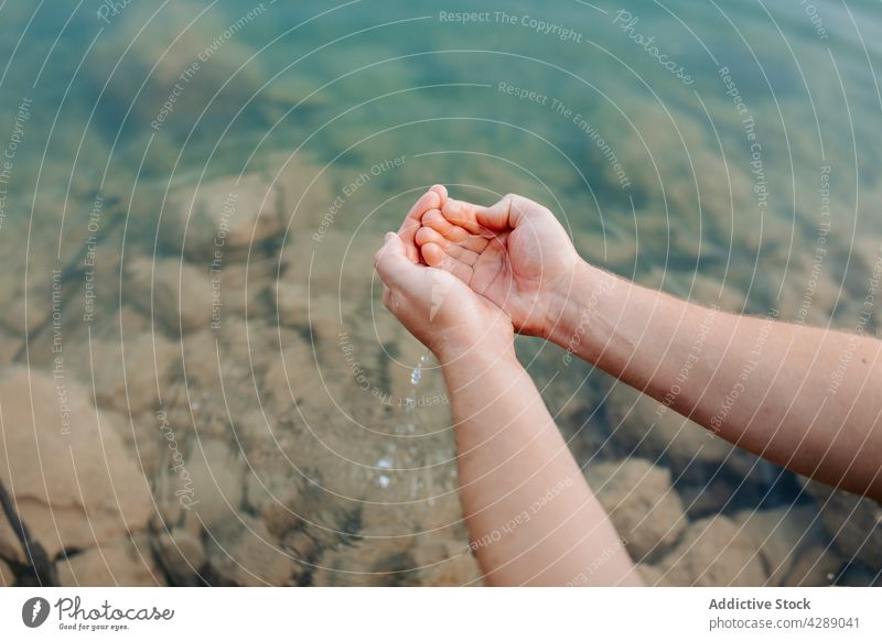 Anonyme Person, die sich mit Flusswasser wäscht Wald Ökologie Handfläche natürlich rein Wasser See Tierwelt Sonnenlicht Hygiene übersichtlich gewaschen tropfte