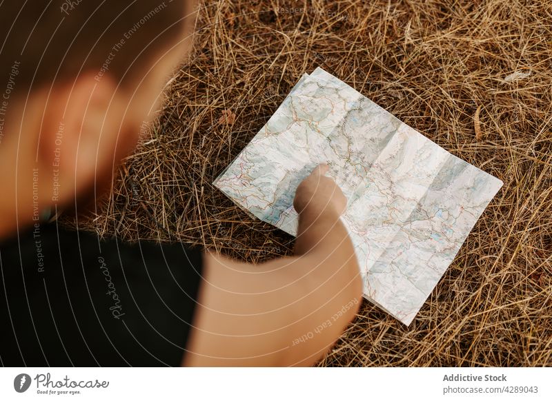 Anonyme Person schaut in eine Karte reisen Lifestyle Urlaub Punkt Ausflug Abenteuer Feiertag Mann Landkarte Reisender männlich Tour europa Anleitung jung planen