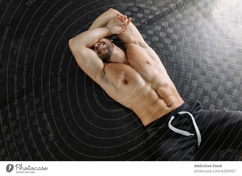Mann liegt müde auf dem Boden Sport Fitness stark sportlich männlich ausarbeitend Bodybuilding Training Fitnessstudio erschöpft liegend muskulös Gesundheit