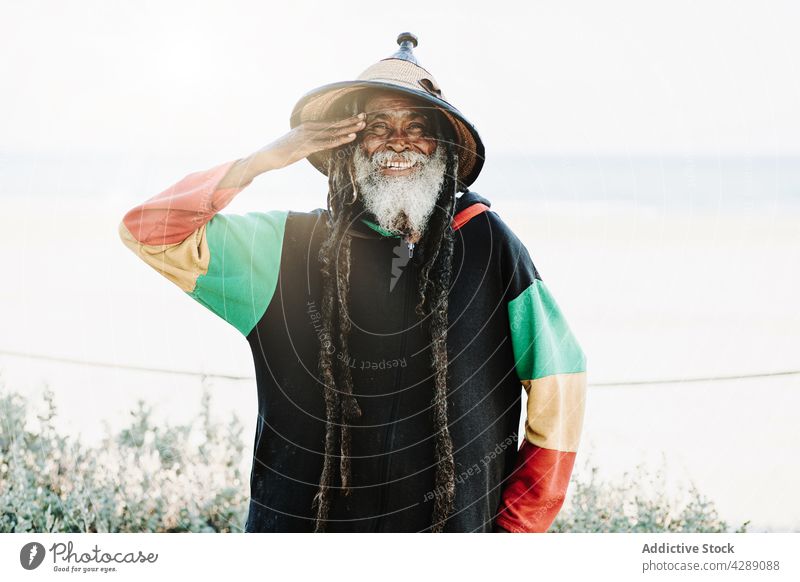 Gelassener Hippie-Rastamann auf dem Feld stehend Mann rastafarian Afrikanisch Glück Lächeln männlich Freude heiter Kultur ethnisch Reggae Karibik Natur