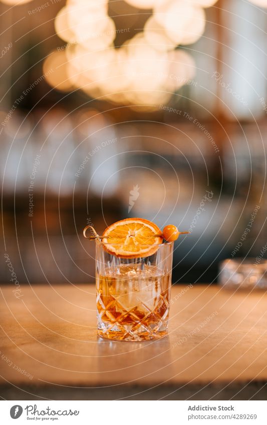 Ein Glas Whiskey mit Zitrone und Eis Cognac trinken Alkohol kalt Zusammensetzung Bar Weinbrand Schnaps Bourbon Malz Getränk Zitrusfrüchte cool Ordnung Aperitif