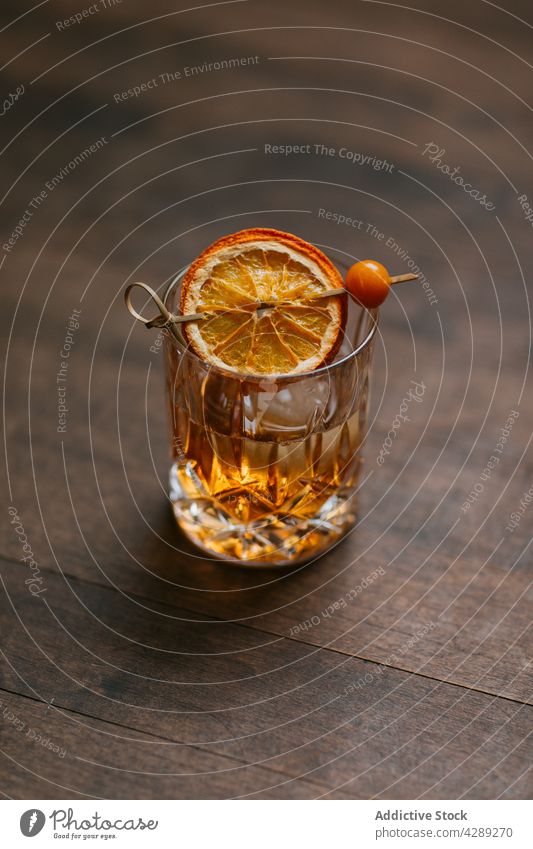 Ein Glas Whiskey mit Zitrone und Eis Cognac trinken Alkohol kalt Zusammensetzung Bar Weinbrand Schnaps Bourbon Malz Getränk Zitrusfrüchte cool Ordnung Aperitif