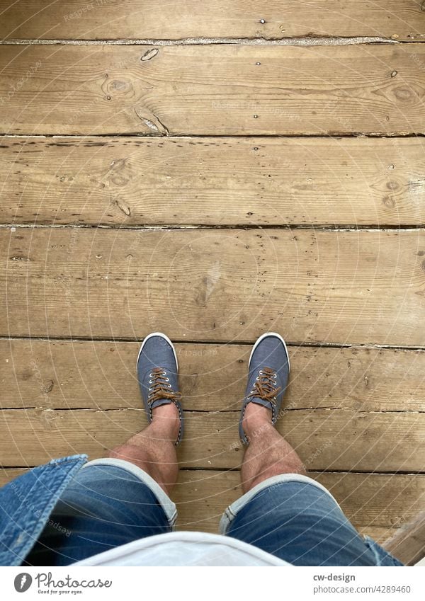 Letztens in der Alten Lebkuchenfabrik in Kremmen Holzdielen Fußboden rustikal blau weiß Beine Schuhe Mann Hose kurze hosen stehen Jeanshose Mensch Dielen