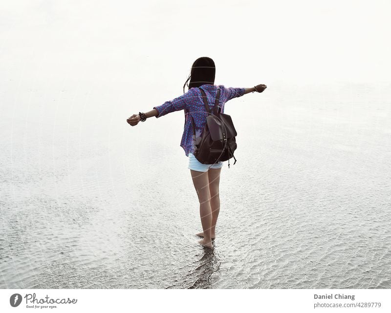 Mädchen Genießen Sie den Moment auf dem leeren Strand Porträt Rücken Freude reisen Reisender jung Teenager Natur Meer Tasche Sommer Lifestyle Frau