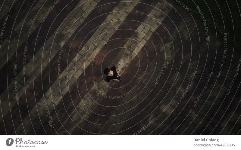 Deprimieren Junge mit Drohne Vogelperspektive Dröhnen Luftaufnahme Antenne Luftbildfotografie asiatisch Ansicht einsam Einsamkeit Depression deprimiert