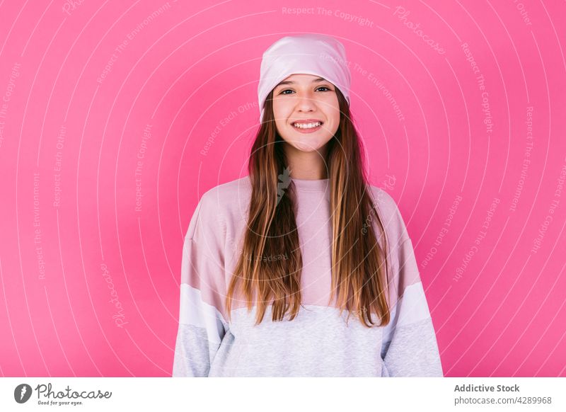 Charmanter Teenager in Freizeitkleidung und Kopftuch Lächeln Frau Krebs charmant angenehm genießen Porträt Jugendlicher Mädchen krank Chemotherapie