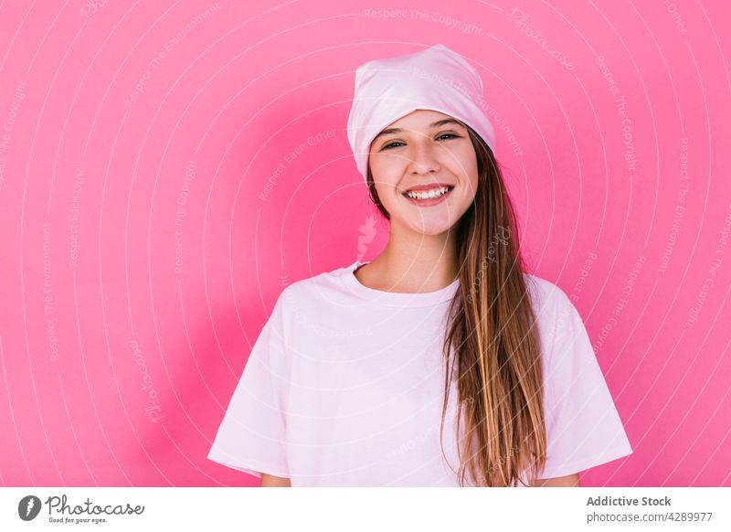 Charmanter Teenager in Freizeitkleidung und Kopftuch Lächeln Frau Krebs charmant angenehm genießen Porträt Jugendlicher Mädchen krank Chemotherapie