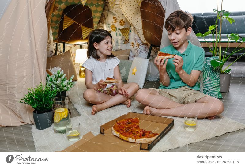 Kinder essen Pizza und Limonade beim Camping zu Hause Glück heimwärts Zelt Bruder Abendessen Mittagessen genießen heiter niedlich Feiertag Lebensmittel Spaß