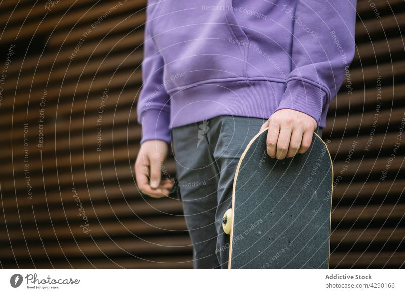 Anonymer Skateboarder mit Skateboard auf der Straße Junge Teenager Hobby sportlich Skateboarderin Bürgersteig Streetstyle Zeitvertreib Wand lässig trendy