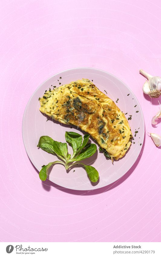 Leckeres Omelett mit frischem Blattspinat und gehackter Petersilie Spinat Frühstück Lebensmittel Ernährung natürlich Bestandteil lecker Besteck Gemüse