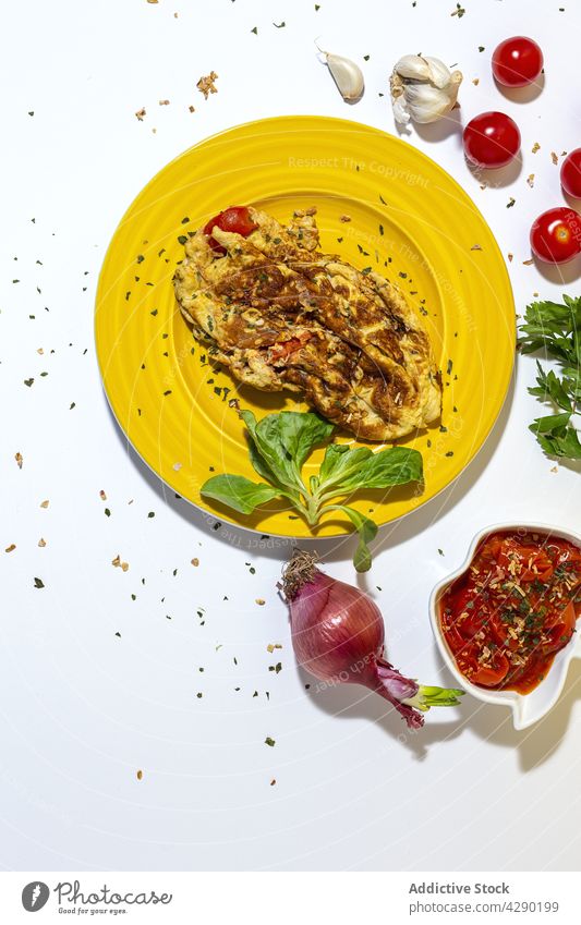 Leckeres Omelett mit Kirschtomaten und Blattspinat Frühstück Lebensmittel Spinat Petersilie Produkt natürlich geschmackvoll farbenfroh Ernährung Bestandteil