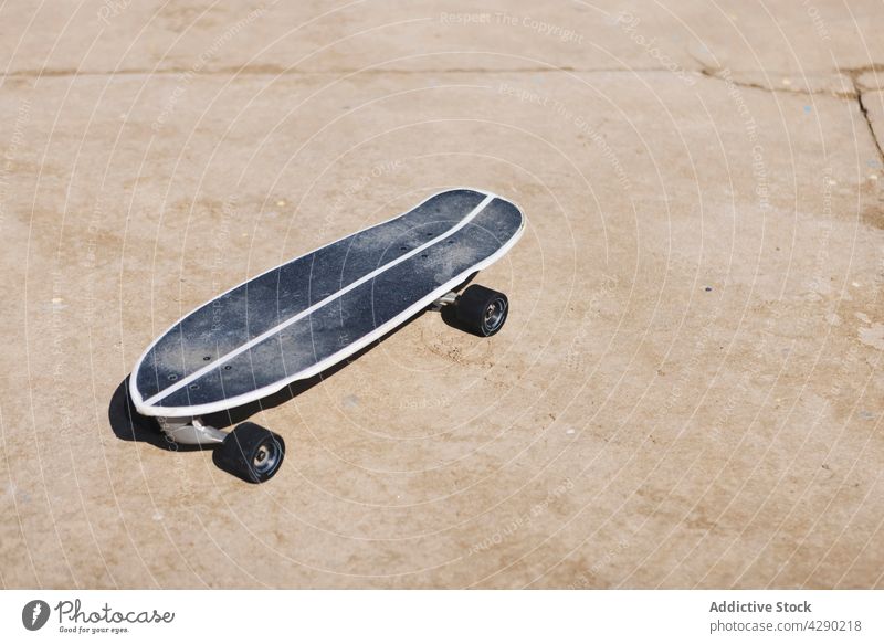 Auf die Straße gestellte Skateboards auf der Straße Hobby Sport Gerät extrem sportlich Wohlbefinden Bürgersteig Risiko Form Park Großstadt Stil Oberfläche