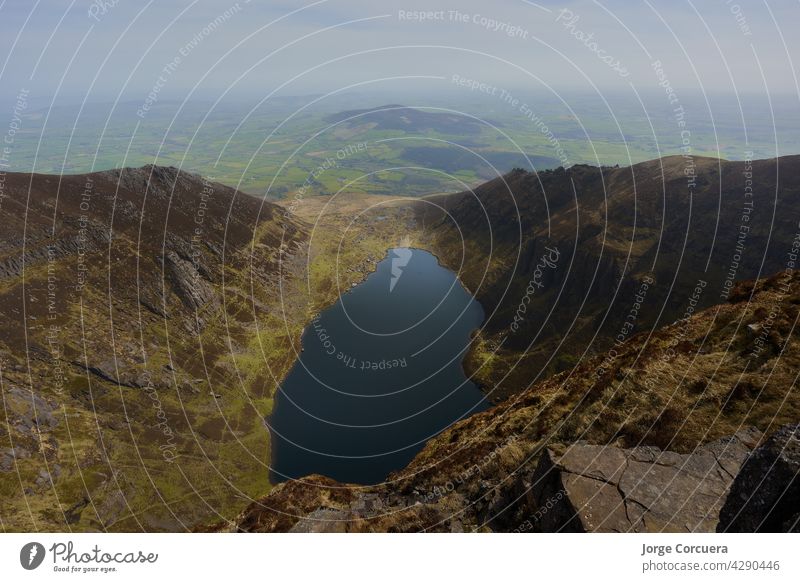 horizontales Bild eines irischen Bergsees. Comeragh Mountains, Waterford, Irland Berge u. Gebirge Abenteuer Bergspitze Örtlichkeit Seegebirge Trekking Reiseziel
