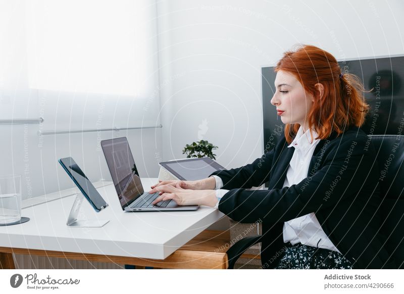 Geschäftsfrau tippt am Laptop am Tisch im Haus Tippen Inbetriebnahme Projekt schwarzer Bildschirm Arbeit unabhängig heimwärts benutzend Apparatur Frau Gerät