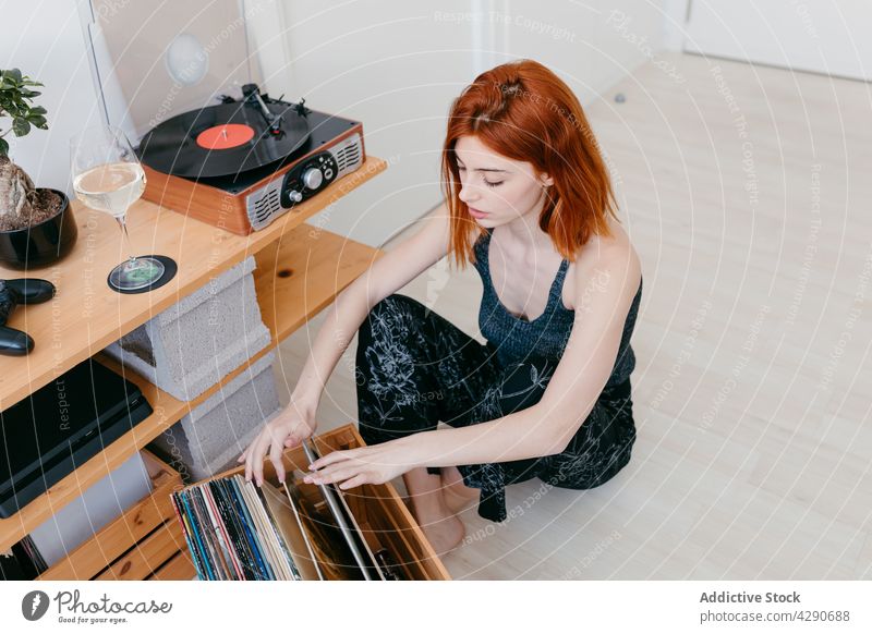 Frau wählt zu Hause eine Schallplatte aus einer Schachtel aus wählen Vinyl Aufzeichnen Musik Nostalgie Kunst klassisch altehrwürdig Kasten hölzern Material Wahl