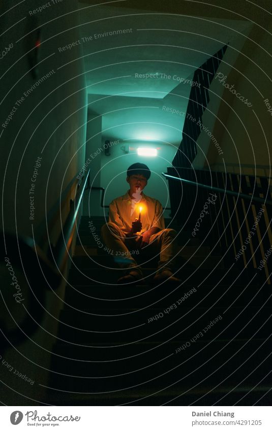 ich Licht Design trendy Dunkelheit einzigartig Blitze Treppe Porträt Coolness Kontrast Windstille dunkel kalt Farbfoto Junger Mann grell blitzen