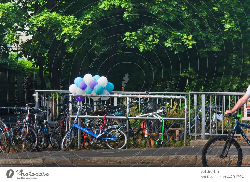 Luftballons Parkplatz abstellplatz fahrrad fahrradständer geländer individualverkehr nahverkehr stadt straße szene urban luftballon deko dekoration traube party