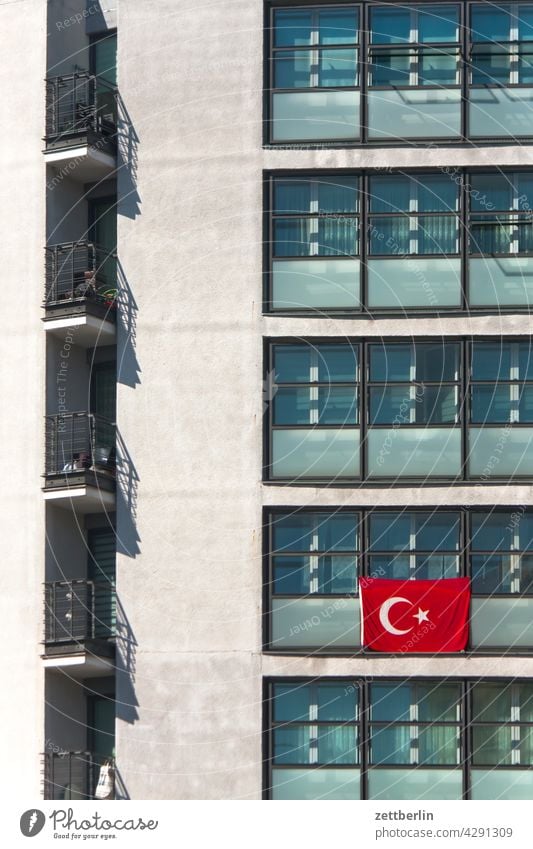 Türkische Fahne an einem Wohnblock menschenleer ruhe saison textfreiraum fahne nationalität hoheitszeichen patriotismus haus wand wind wehen haus wohnhaus
