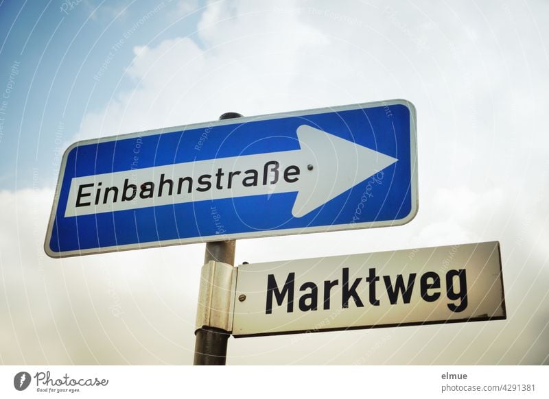 Verkehrszeichen " Einbahnstraße " und Straßenschild " Marktweg " an einer Metallstange befestigt / Orientierung / VZ 220-20 Verkehrsschild