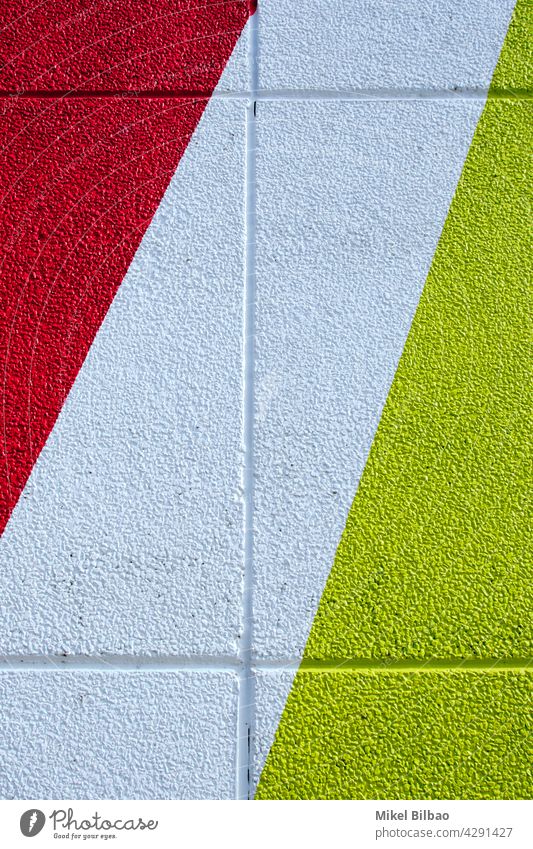 Wand aus roten, weißen und gelben Farben auf einem Gebäude außen Textur texturiert bunt Hintergrund Bürste Struktur Streifen streifen Außenseite farbenfroh