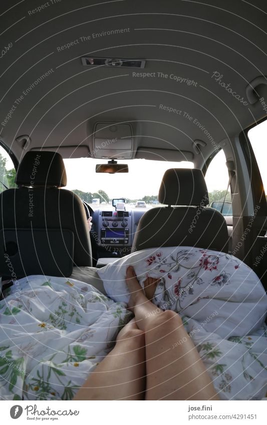 Bett im Rückgepäck | Beine auf einer Matratze im Kofferraum eines Autos Ausflug Frau Freunde Autobahn reisen Wochenende Bettdecke gemütlich sonnig Sommer Urlaub