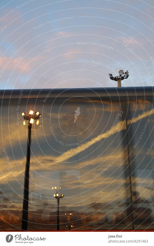 Spiegelung großer Betonpfähle Scheinwerfer, Flutlicht am Abendhimmel Pfahl Licht leuchten Himmel Dämmerung Flugzeug Fähre Schiff Technik elektronisch Hafen