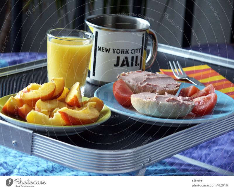frühstück im bett Leberwurst Orangensaft Tablett Frühstück Brötchen Tasse Becher Bett aufwachen Ernährung Schlafzimmer Haushalt roll orange juice wake up tray