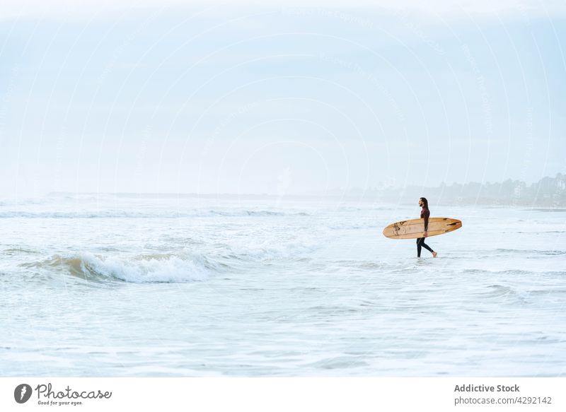 Surfer am Strand mit Surfbrett Mann Natur Sonnenuntergang winken im Freien Spaziergang Neoprenanzug Meeresküste männlich Brandung Sportler MEER Surfen Hobby