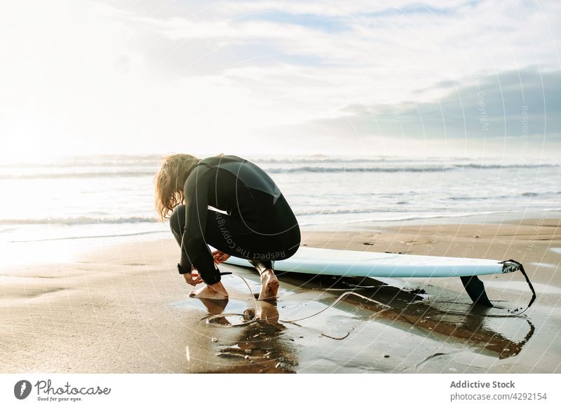 Surfer am Strand mit Surfbrett Mann Natur Sonnenuntergang winken im Freien Neoprenanzug Meeresküste männlich Brandung Sportler MEER Surfen Hobby lange Haare