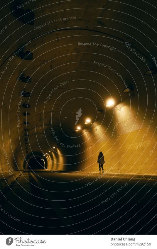 Mädchen zu Fuß in der Nacht Tunnel allein dunkel Kontrast Licht Straße Straßenbeleuchtung eine eine Person Abend Nachtaufnahme Beleuchtung Stimmung laufen