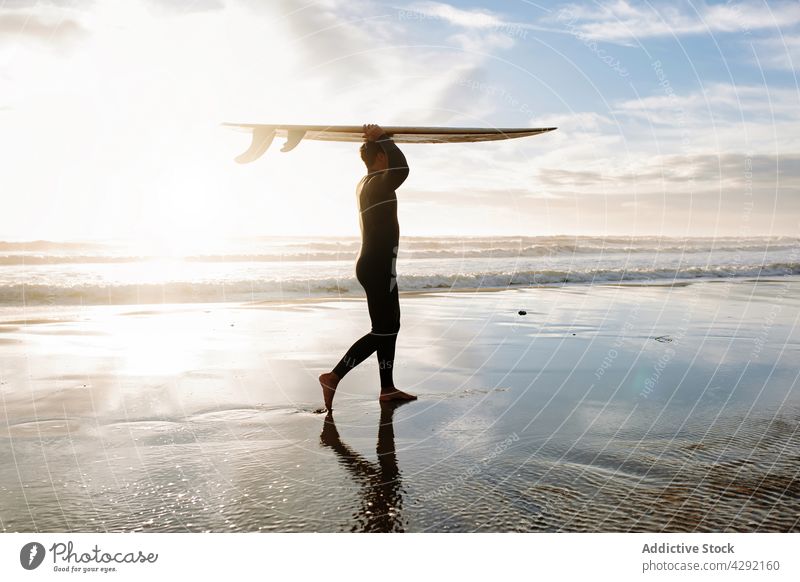 Surfer am Strand mit Surfbrett Mann Natur laufen Sonnenuntergang winken im Freien Neoprenanzug Silhouette Meeresküste männlich Brandung Sportler MEER Surfen