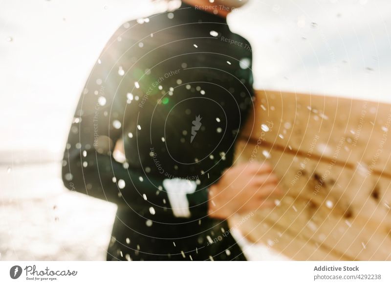 Anonymer Surfer am Strand mit Surfbrett Mann Natur Sonnenuntergang winken im Freien laufen Neoprenanzug Meeresküste männlich Brandung Sportler MEER Surfen Hobby