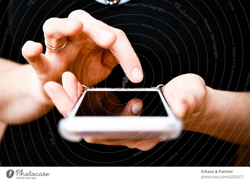 Frau tippt auf Smartphone tippen wischen swipen Finger Screen Bildschirm whatsapp Messenger Kommunikation kommunizieren online Internet Technik & Technologie