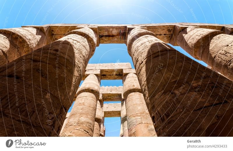 antike säulen in einem karnak-tempel in luxor Luxor Antiquität Architektur blau Gebäude Kairo Zivilisation Spalten Kultur Tag Ägypten ägyptische Kultur Ausflug