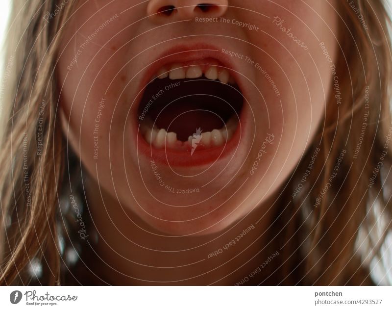 ein Kind zeigt stolz ihre Zahnlücke zahnlücke milchzähne bleibende zähne zahnwuchs kindheit wachsen mund Lippen mund auf