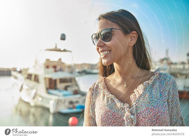 Schöne junge Frau in Luxus-Yacht-Bucht, bereit zu segeln. Sommer-Konzept. Jacht Mädchen Urlaub Schönheit Reisender hübsch sich[Akk] entspannen Denken Model