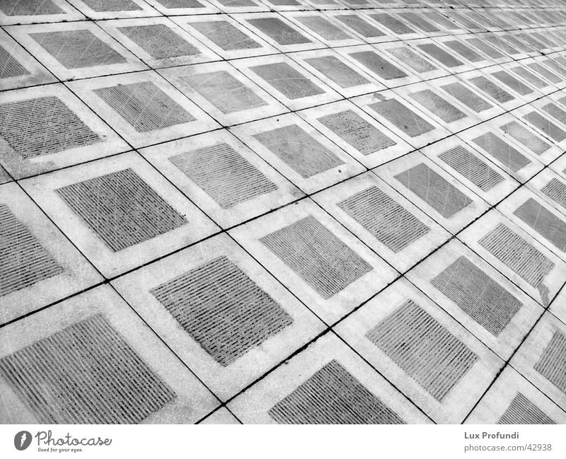 Gehwegplatten Muster Unendlichkeit obskur Schwarzweißfoto verrückt Perspektive Bodenplatten