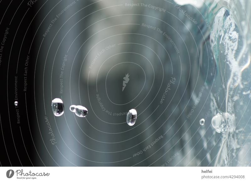 Wassertropfen im Detail vor Hintergrund verlauf im Studio Makroaufnahme Nahaufnahme regnerisch Regentropfen Regenwasser Textfreiraum Tropfen Detailaufnahme
