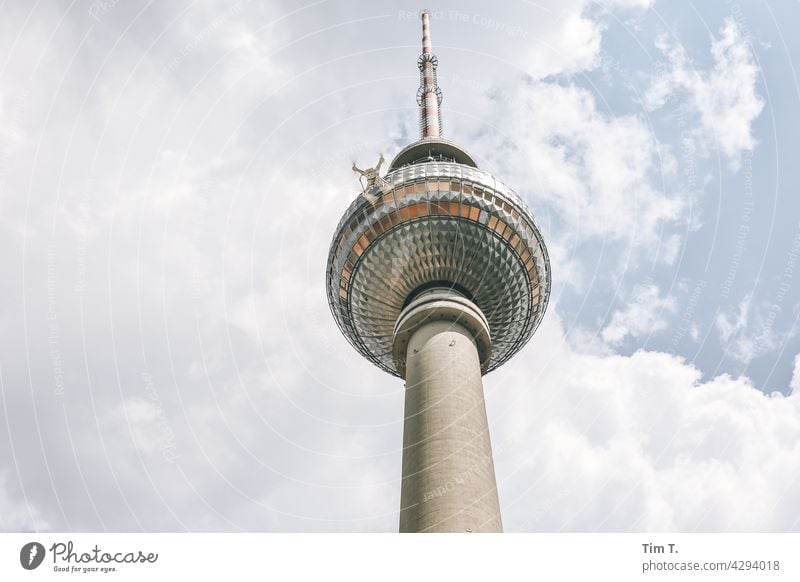 eine DJI Drohne am Fernsehturm Alexanderplatz Blick nach oben Berliner Fernsehturm Architektur Turm Wahrzeichen Hauptstadt Sehenswürdigkeit Berlin-Mitte